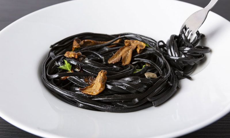 Pasta negra con salteado de setas al ajillo