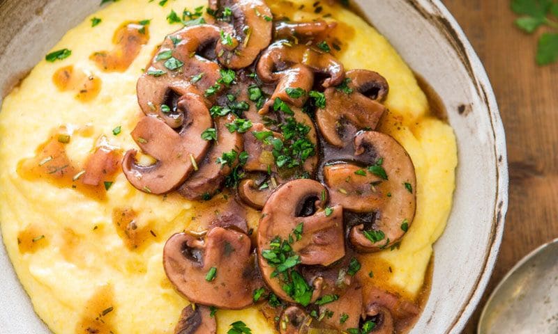 Polenta cremosa con champiñón al vino tinto