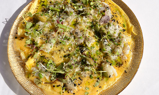 Tortilla de bacalao con alcaparrones, cebollino y brotes Tortilla de bacalao con alcaparrones, cebollino y brotes