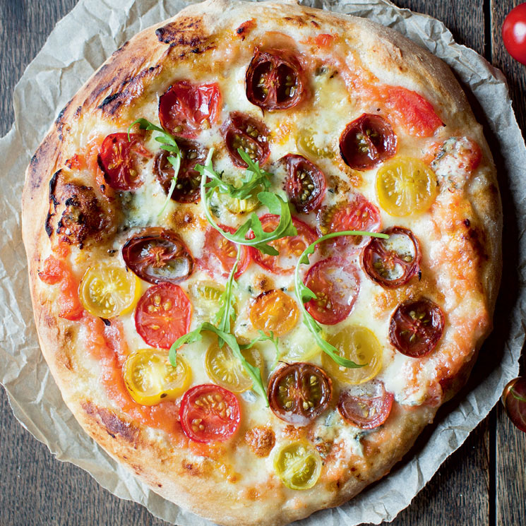 Pizza de mozzarella y tomatitos de colores