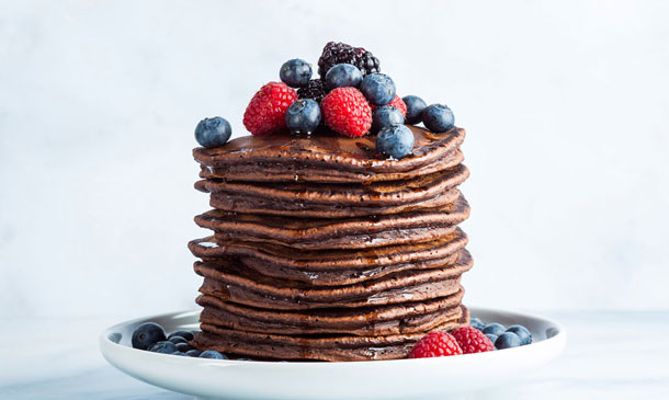 Tortitas de chocolate con frutos silvestres y jarabe de arce Tortitas de chocolate con frutos silvestres y jarabe de arce