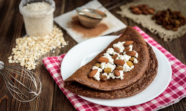 Tortitas de avena y chocolate con requesón, almendras y pasas Tortitas de avena y chocolate con requesón, almendras y pasas
