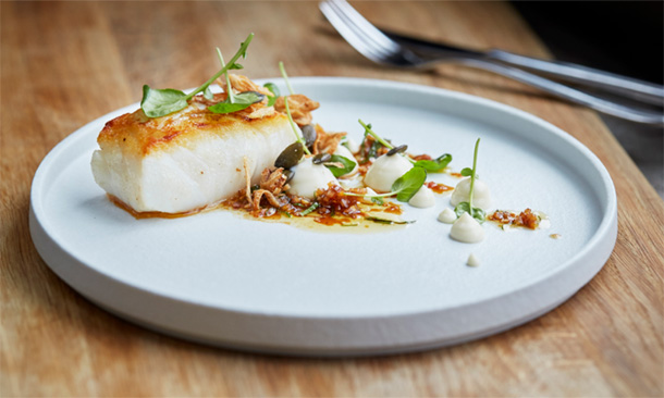 Bacalao Skrei con crema de coliflor y mantequilla dorada Bacalao Skrei con crema de coliflor y mantequilla dorada