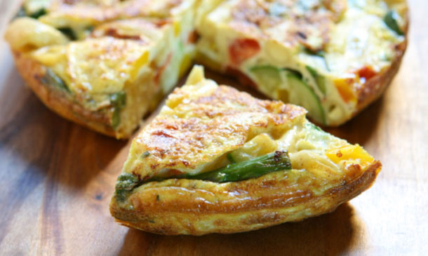 Tortilla de patatas, espárragos y pimientos