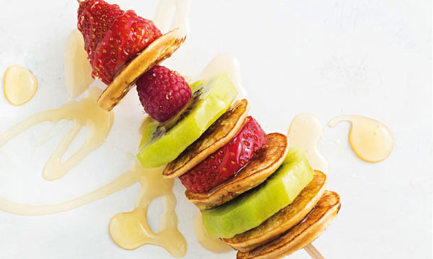 Brochetas de frutas y 'minipancakes' de avena Brochetas de frutas y 'minipancakes' de avena