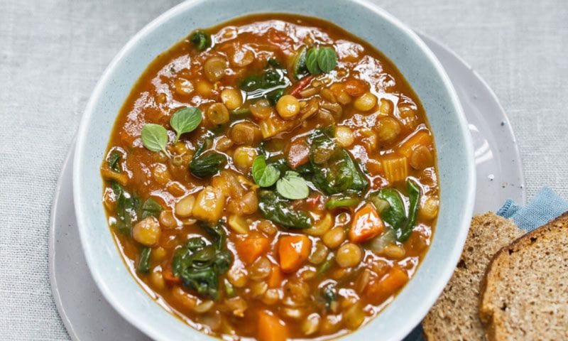 Sopa de lentejas con espinacas y zanahorias