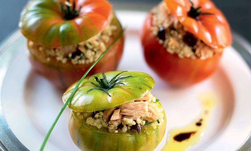 Tomates raf rellenos de ensalada de quinoa