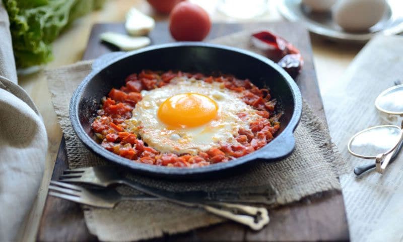 Huevos con pisto al microondas