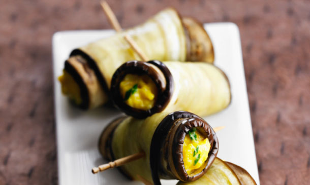 Rollitos de berenjena rellenos de huevos revueltos Rollitos de berenjena rellenos de huevos revueltos