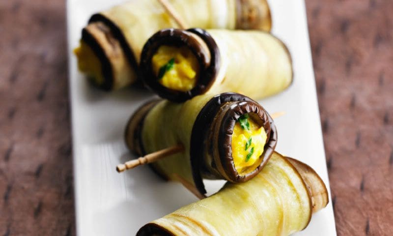 Rollitos de berenjena rellenos de huevos revueltos