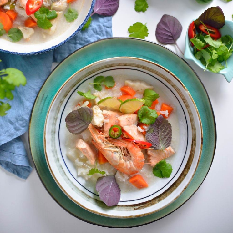 Sopa 'Thai' de gambones y salmón