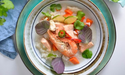 Sopa 'Thai' de gambones y salmón