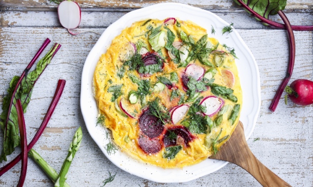 Tortilla de espárragos, remolacha y rábanos