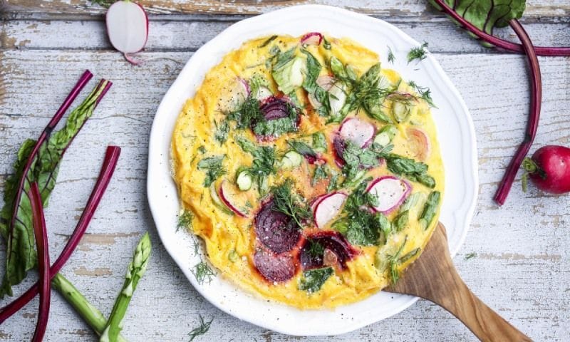 Tortilla de espárragos, remolacha y rábanos