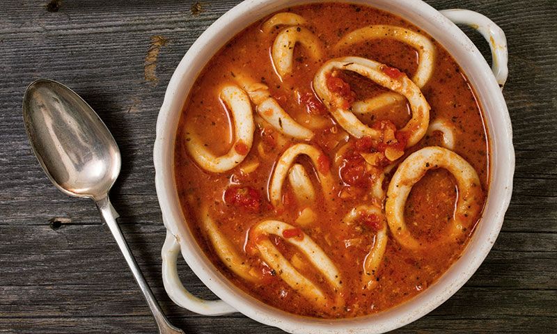 Guiso de calamares con tomate y aceite de menta