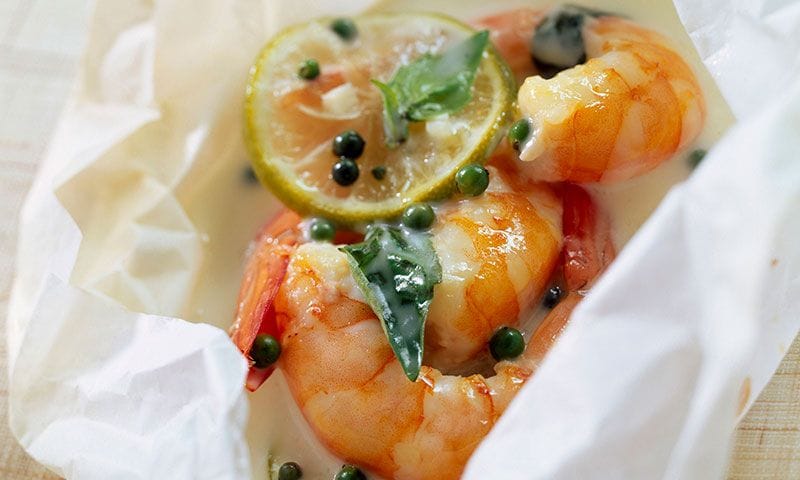 Gambas al papillote con lima y pimienta verde