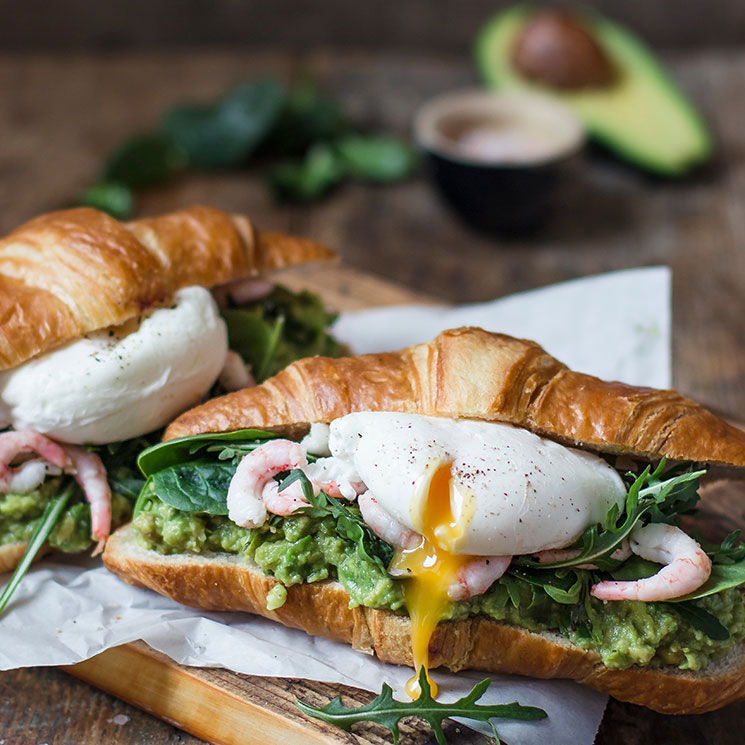 Croissant con aguacate, gambas y huevo poché