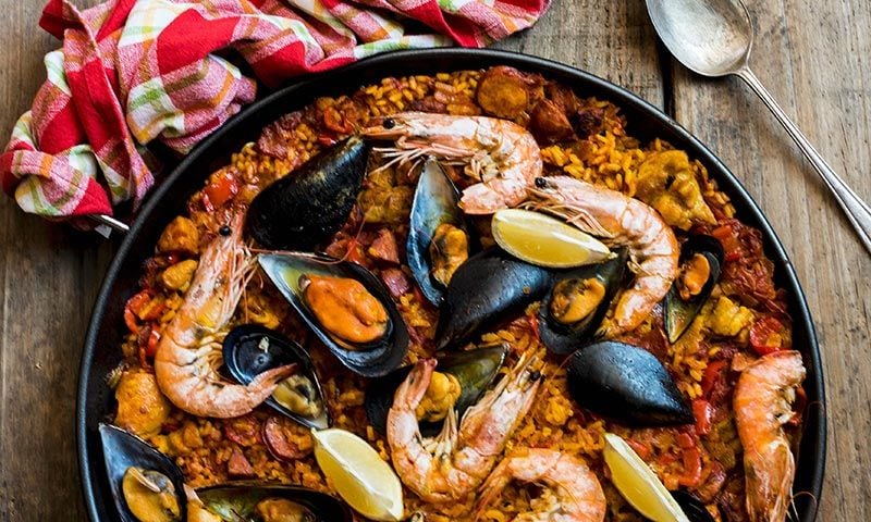 Paella mar y montaña, con gambas, mejillones, pollo y butifarra blanca