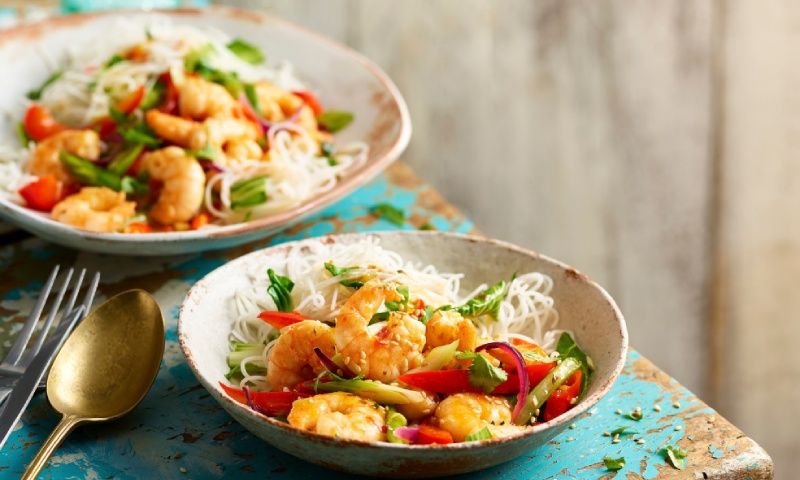 Salteado de gambas y verduras con 'noodles' de arroz