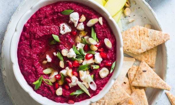 Hummus de remolacha con queso de cabra