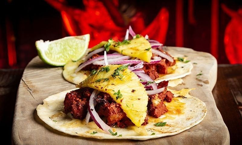 Tacos al pastor con tequila y piña