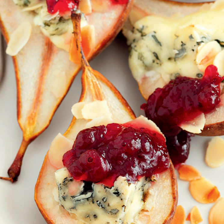 Peras con crema de queso azul y confitura de arándanos