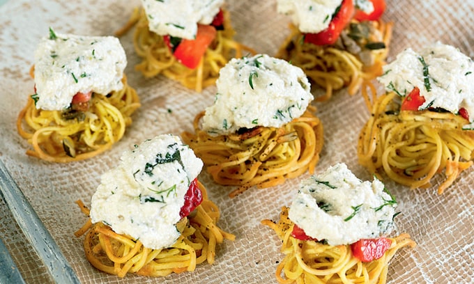 Nidos de espaguetis con queso a las finas hierbas