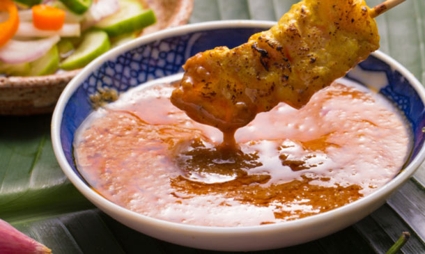 Brochetas de cerdo con salsa satay de plátano Brochetas de cerdo con salsa satay de plátano