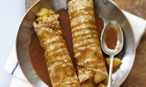 Crepes rellenos de manzana con salsa de 'toffee' salado Crepes rellenos de manzana con salsa de 'toffee' salado
