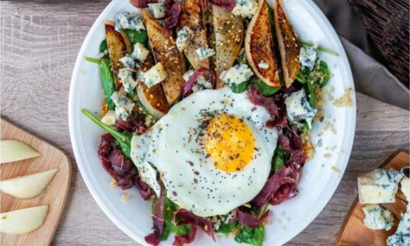 Ensalada de cecina, queso y huevo
