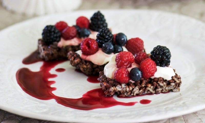 Arroz inflado al chocolate con frutos silvestres, nata y 'coulis' de frambuesa