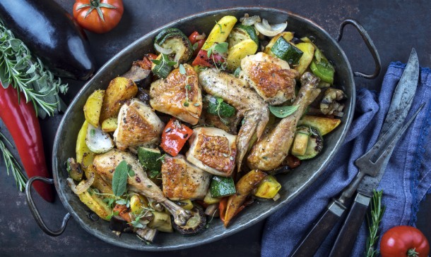 Pollo al horno con patatas y berenjenas Pollo al horno con patatas y berenjenas