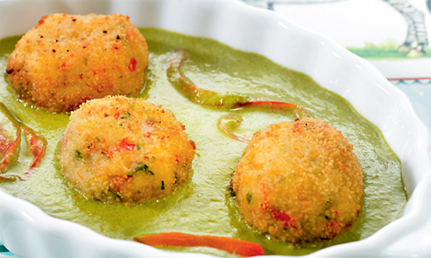 Croquetas de bacalao con salsa de pimientos verdes Croquetas de bacalao con salsa de pimientos verdes