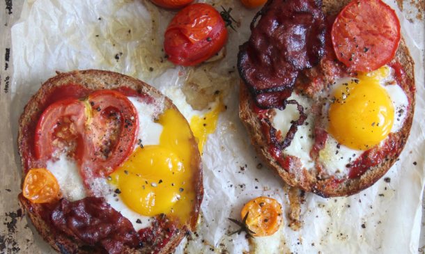 Tostadas al horno con beicon, tomate y huevo Tostadas al horno con beicon, tomate y huevo