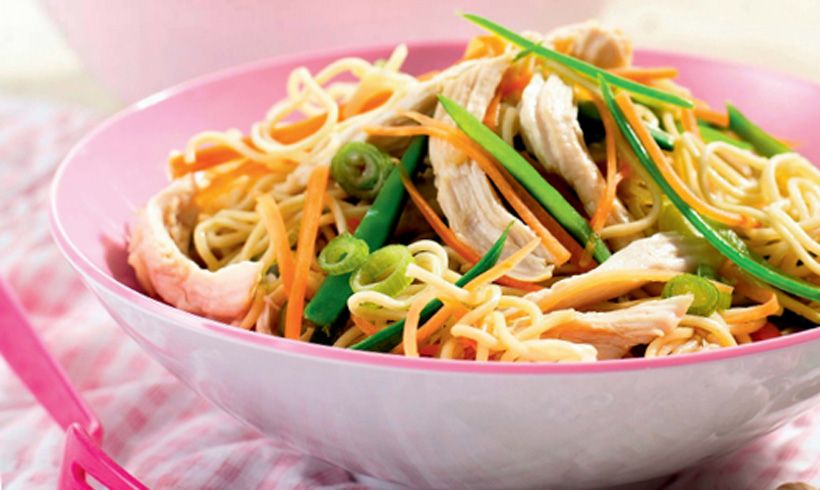 Ensalada de 'noodles' con pollo y verduras