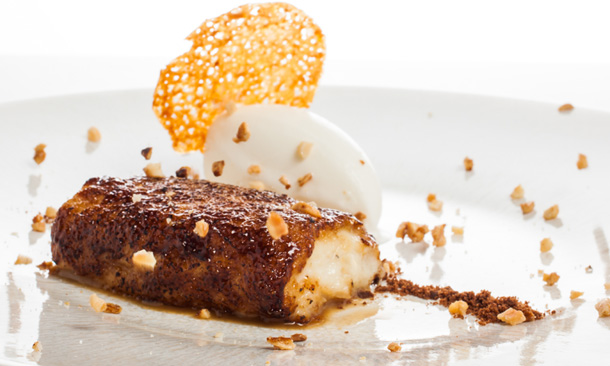 Torrijas con 'crumble' de almendras y helado de nata Torrijas con 'crumble' de almendras y helado de nata