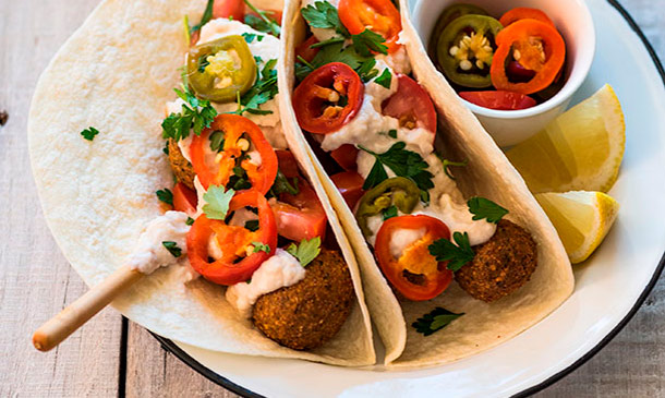 Burrito de falafel con chiles y crema agria