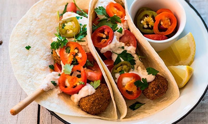 Burrito de falafel con chiles y crema agria