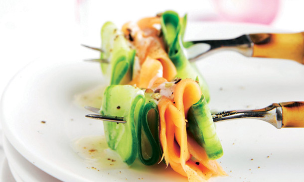 Pinchitos de salmón y pepino con crema ácida Pinchitos de salmón y pepino con crema ácida