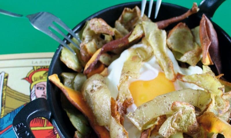 Huevos rotos con mondas de patatas