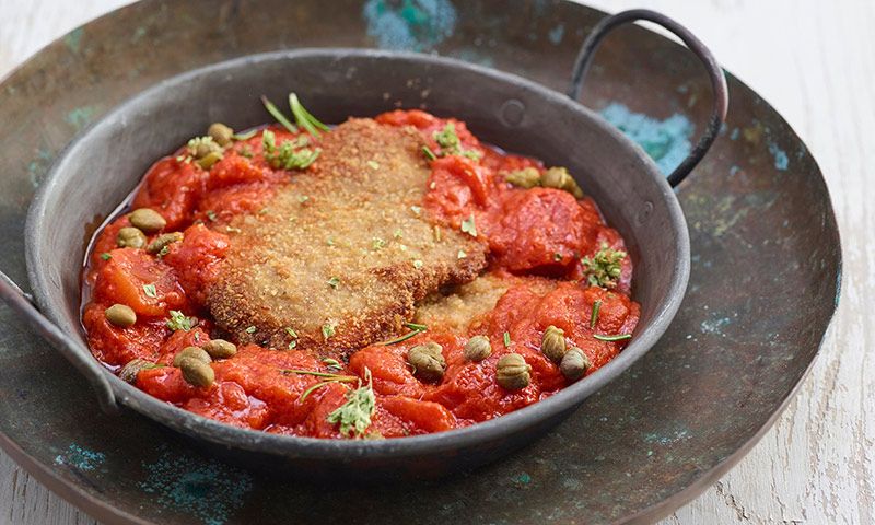 Escalopes de ternera con salsa de tomate, alcaparras y orégano