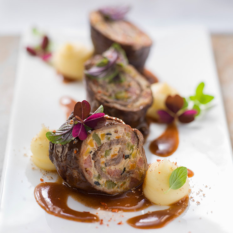 Ternera rellena con puré de patatas y jugo de carne