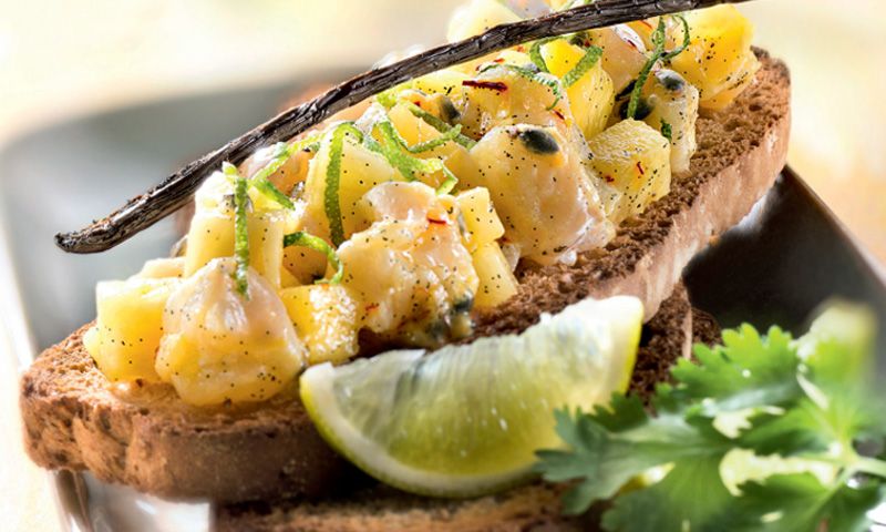 Tosta de ceviche de lubina con maracuyá y piña