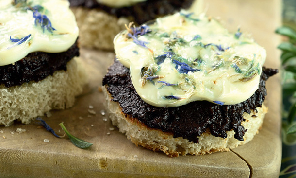 Canapés de aceitunas negras con tortillitas de claras Canapés de aceitunas negras con tortillitas de claras