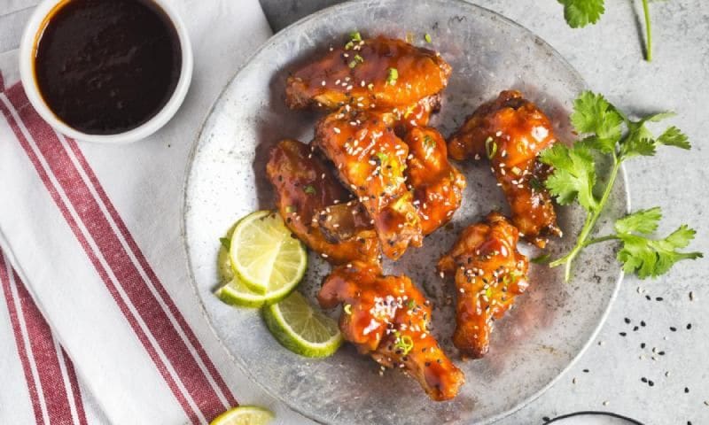 Alitas de pollo asadas con salsa Sriracha y miel