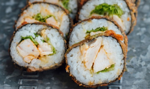 Maki sushi en tempura de pollo y lechuga Maki sushi en tempura de pollo y lechuga
