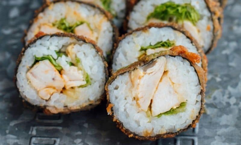 Maki sushi en tempura de pollo y lechuga