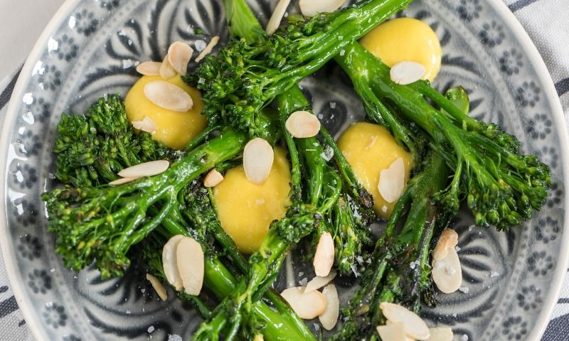 Ensalada de 'bimi' con almendras