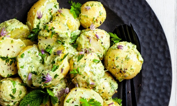 Ensalada de patatas con 'green goddess dressing' Ensalada de patatas con 'green goddess dressing'