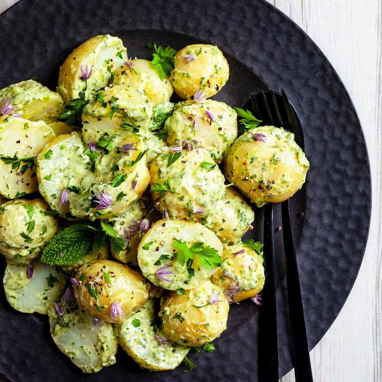Ensalada de patatas con 'green goddess dressing'